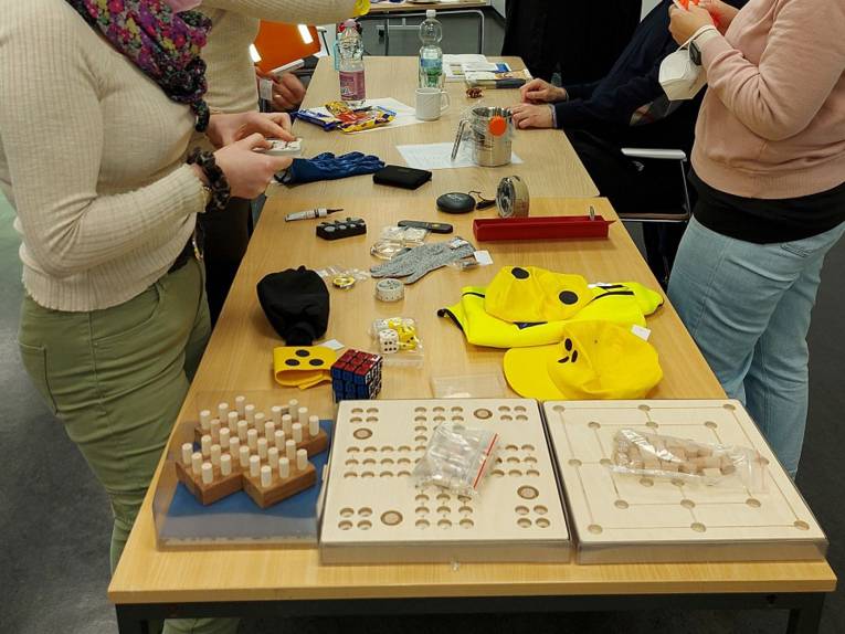 Technische Hilfsmittel für Taubblinde liegen auf einem Tisch